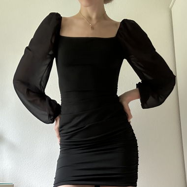 Schwarzes Kleid