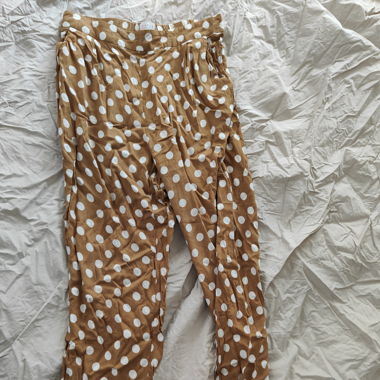 Braun-weiss gepunkte Hose