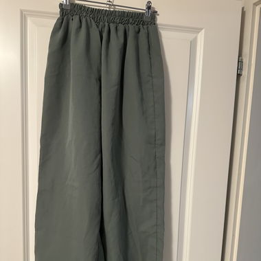 PrettyLittleThing – Weite Hose in Salbeigrün