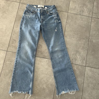 Jeans a gamba larga sfrangiati
