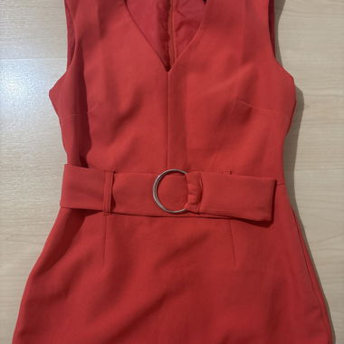 Abito da donna rosso con cintura