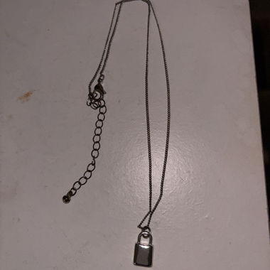 Kette mit Schloss-Anhänger