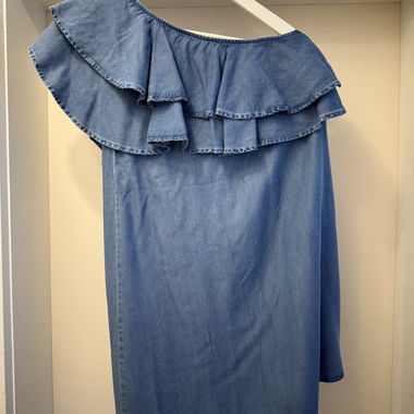 Off-the-shoulder denim dress (asymmetric)