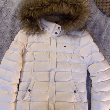 Weisse Winterjacke mit Fellkragen
