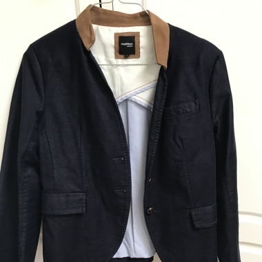dunkelblauer Blazer im Reiterstil