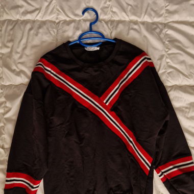 Sweat-shirt noir et rouge