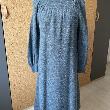 Abito di maglia blu con collo alto