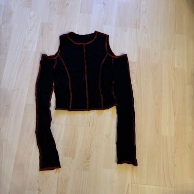 Schwarzes Open shoulder top mit roten linien