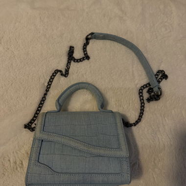 Hellblaue Handtasche mit Kette