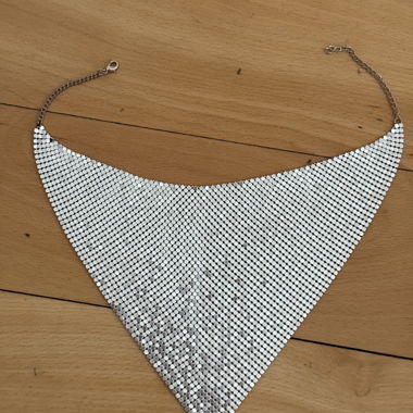 Collier énoncé à maille argentée