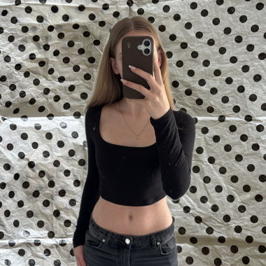 Black Long-Sleeve Crop Top