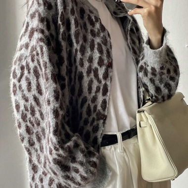 Cardigan grigio leopardato in maglia pelosa