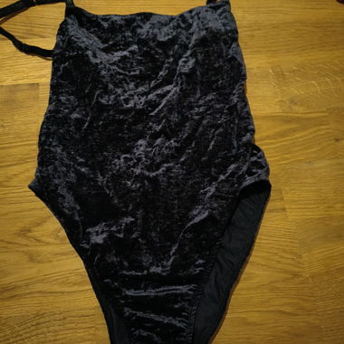 Schwarzer Samt-Bodysuit