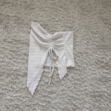 Top corto bianco con laccetti sul retro