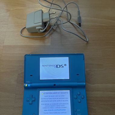 DSi avec un 5 jeux, carte SD et chargeur