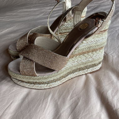 Sandali con zeppa leggera rosa