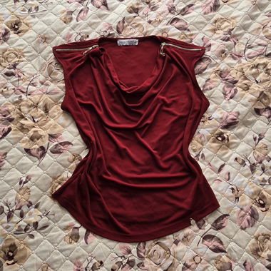 Haut élégant rouge avec détails dorés 