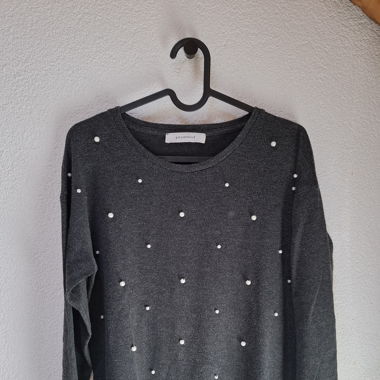 Pull gris avec petites perles 