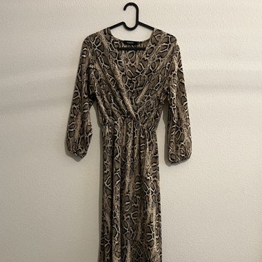 Light snake-print dress