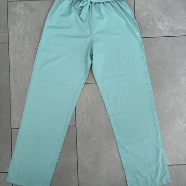 Pantalon en tissu vert menthe avec ceinture à nouer