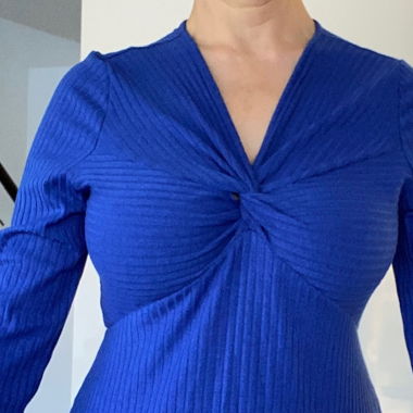 langes blaues Strickkleid