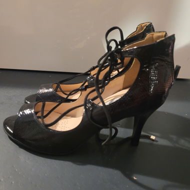 Schwarze Schnür-Pumps mit Lackoptik