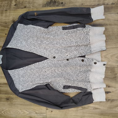 Graue Strickjacke