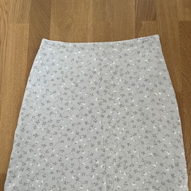Grauer Rock mit Blümchen