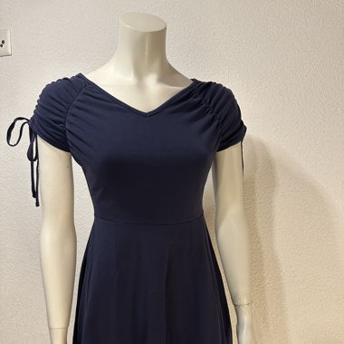 Zeitloses Jersey-Kleid in Navy