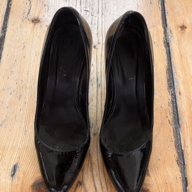 Schwarze Lack-High-Heels