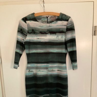 Enganliegendes Damenkleid