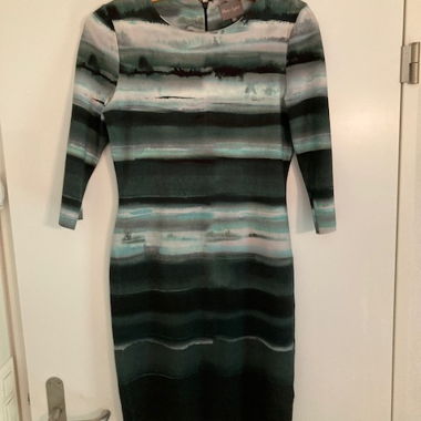 Enganliegendes Damenkleid