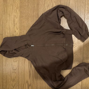Veste à capuche brune zippée