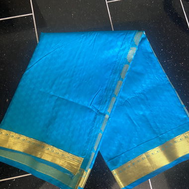 Blauer Saree mit Goldrand