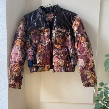 GUESS veste courte fleurie avec similicuir, colorée