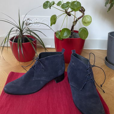 Navy-blaue Veloursleder-Stiefeletten mit Blockabsatz