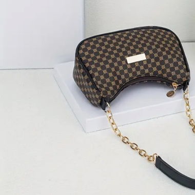 A niche French style, retro, armpit bag for women
