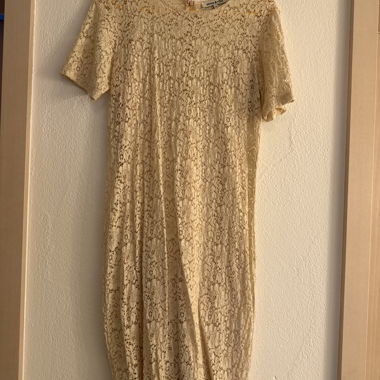Cremefarbenes Spitzenkleid, kurzarm
