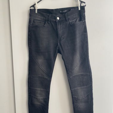 Schwarze Hosen von Religion
