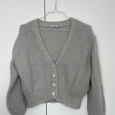 Cardigan in maglia grigia con bottoni
