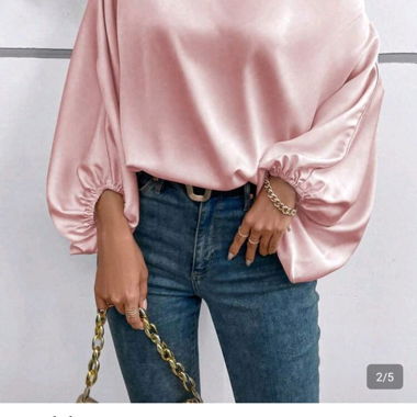 Rosa Satin-Bluse mit Carmenausschnitt