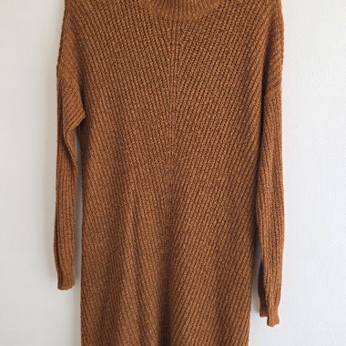 Strickkleid aus braunem Garn