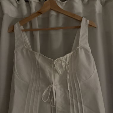 Top bianco con allacciatura