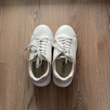 Sneaker bianche con dettaglio rosa
