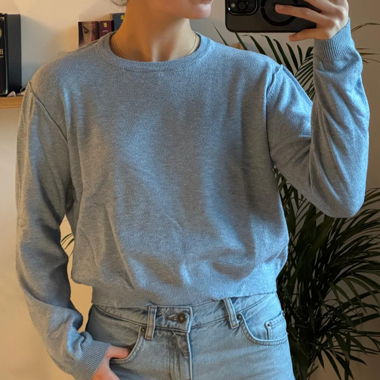 Eleganter hellblauer Pullover
