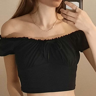 Crop top noir, épaules découvertes 🖤