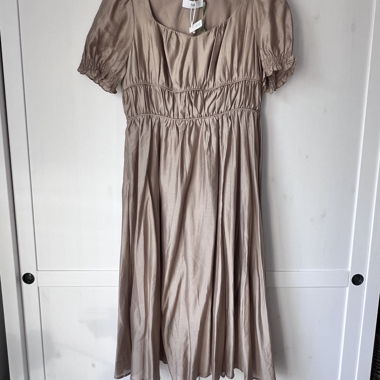 Robe midi romantique à manches bouffantes