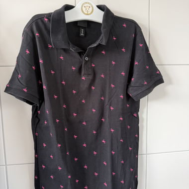 Polo nero con fenicotteri rosa