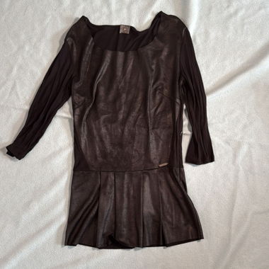 Schwarzes Kleid mit Faltensaum