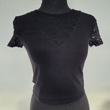 Top corto nero in pizzo